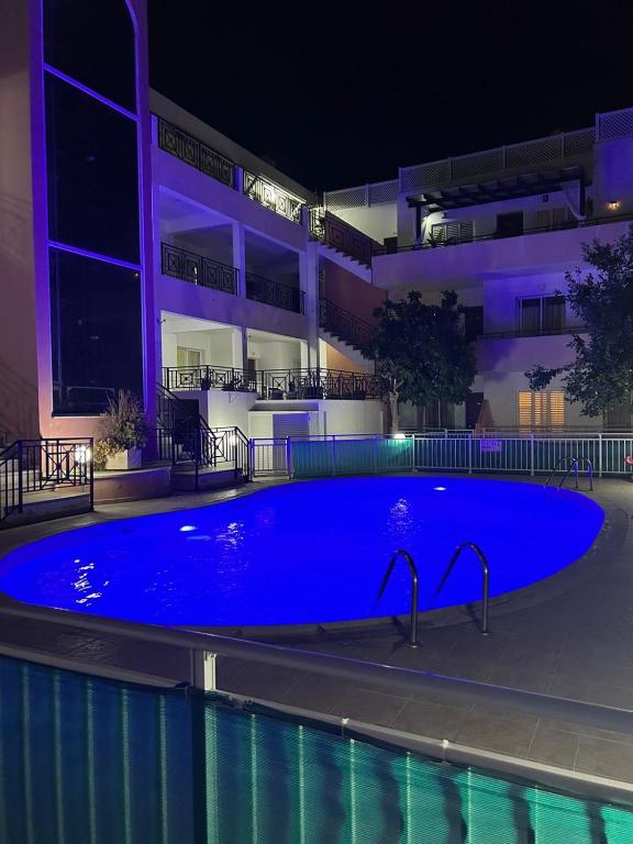 ein großer blauer Swimmingpool vor einem Gebäude in der Unterkunft Venus205 in Paphos City