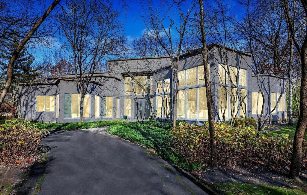 een groot wit huis met een weg ervoor bij Stunning house - cozy & elegant in Bannockburn