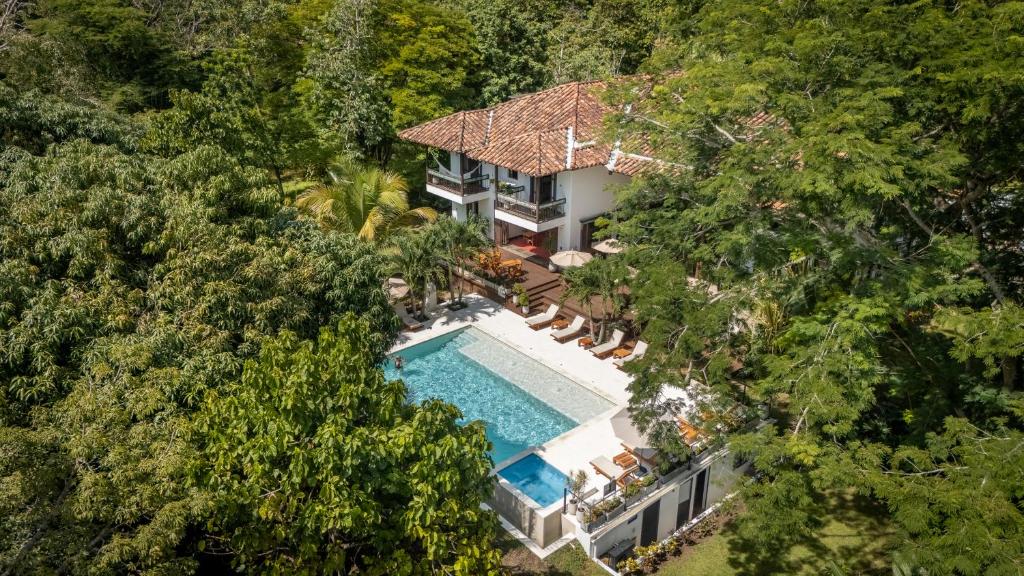 une vue aérienne d'une maison avec piscine dans l'établissement Casa Jacaranda Hotel Boutique by HMC -Cauca Viejo- Mayores de 14 años, à Jericó