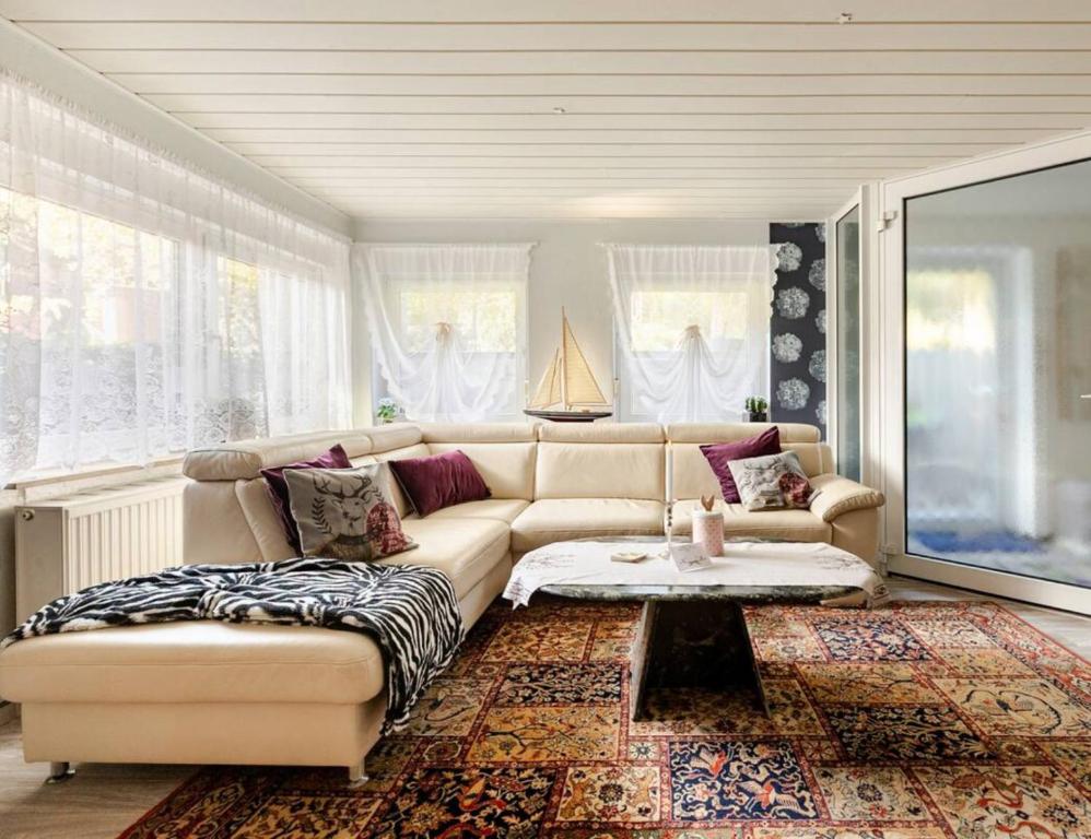 Posezení v ubytování Große Helle Wohnung am Wald in Bad Saarow Nahe Grünheide und Berlin Souterrain