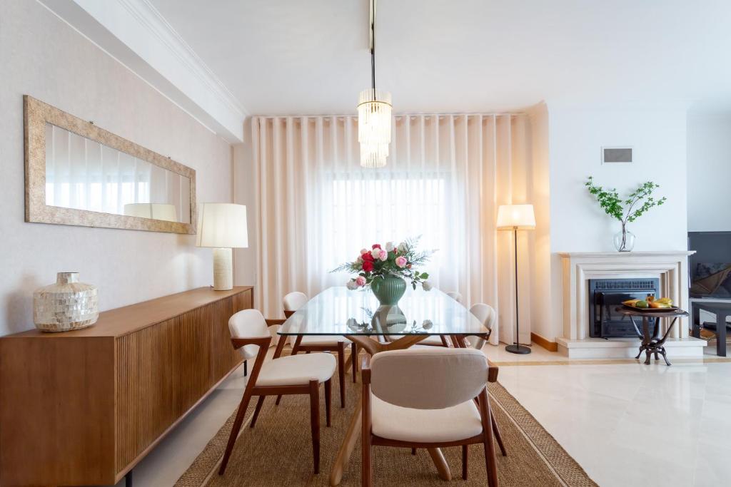 カルカヴェロスにあるDream Home Apartのガラスのテーブルと椅子のあるダイニングルーム