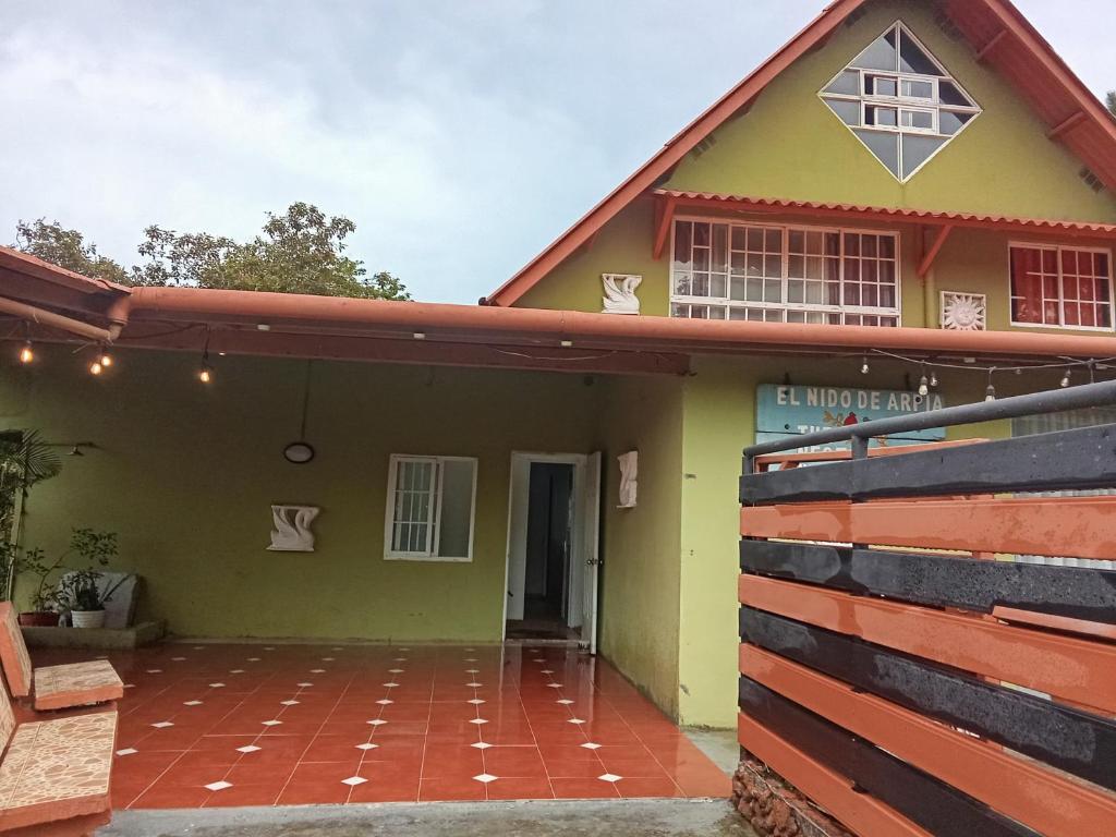 Το κτήριο όπου στεγάζεται  το hostel