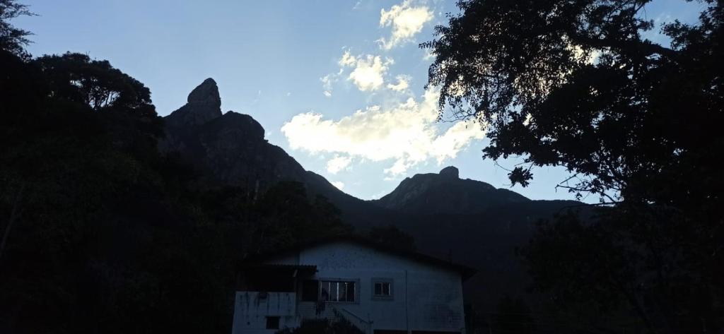 Vista general de una montaña o vista desde el chalet de montaña 