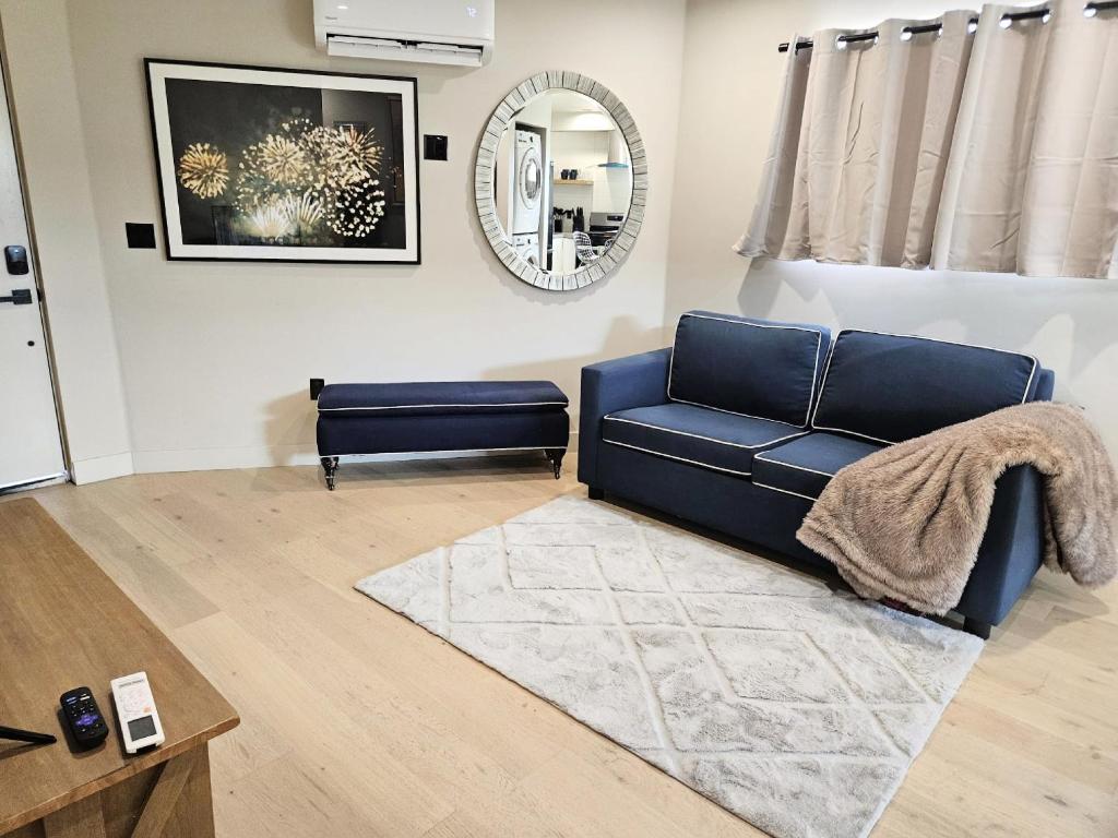 Χώρος καθιστικού στο Casa Grande extremely Spacious Apartments steps to Crypto Arena