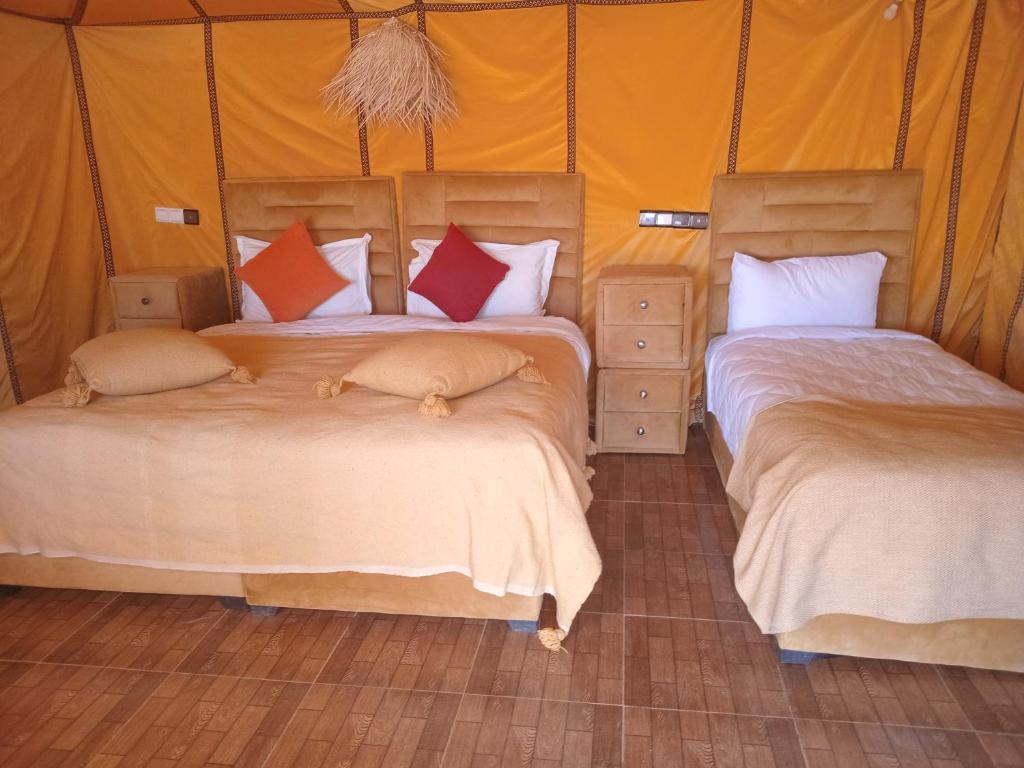 メルズーガにあるGood vibes desert campのテントの中にベッドが2つある寝室