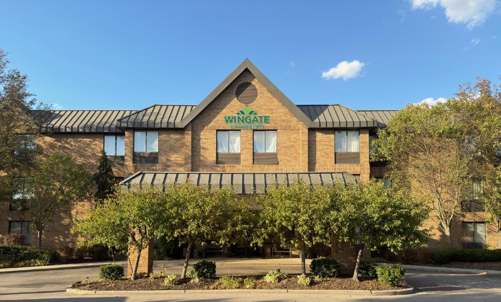 un edificio con un cartello wireless di Wingate by Wyndham Utica a Utica