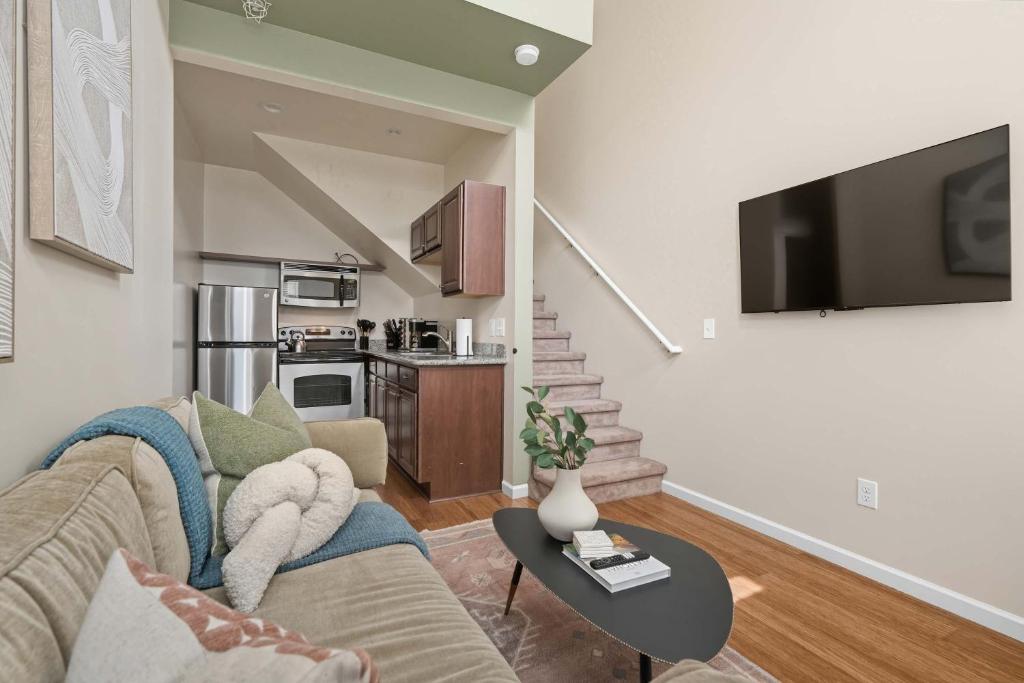 ポートランドにあるTrendy NW Portland Getaway - Walk to Dining & Barsのソファとテーブルのあるリビングルーム