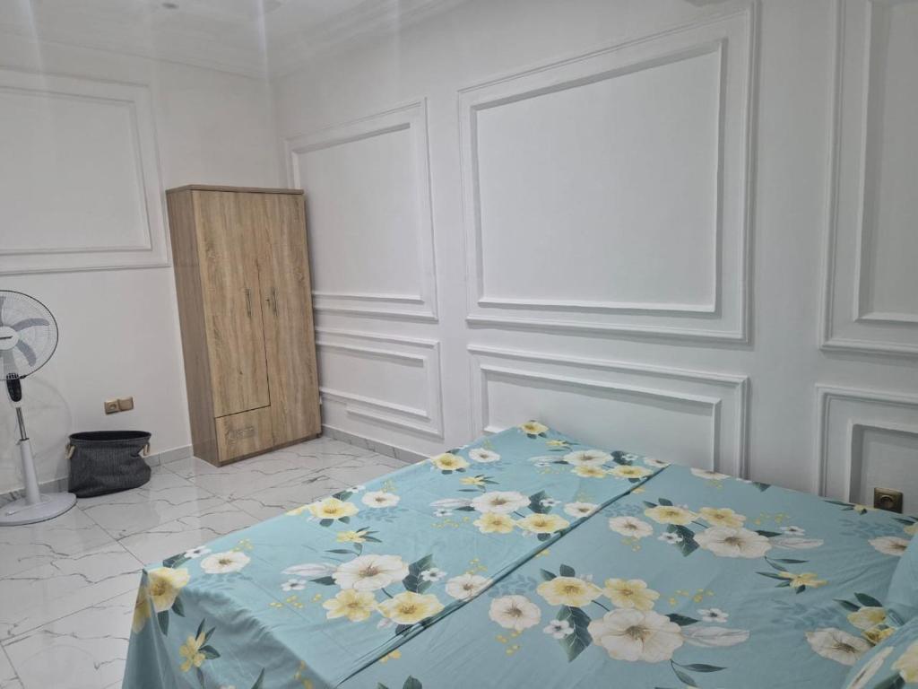 Ένα ή περισσότερα κρεβάτια σε δωμάτιο στο Une chambre salon avec cuisine