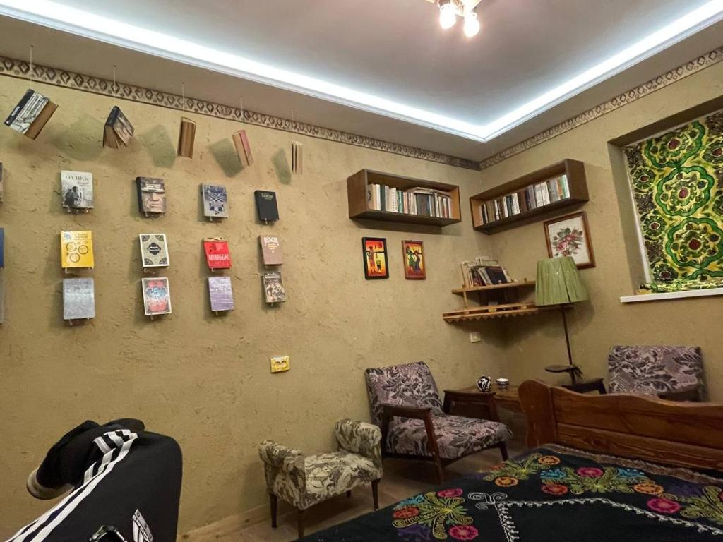 タシュケントにあるOld City Butik Hotelの壁に絵が飾られた部屋