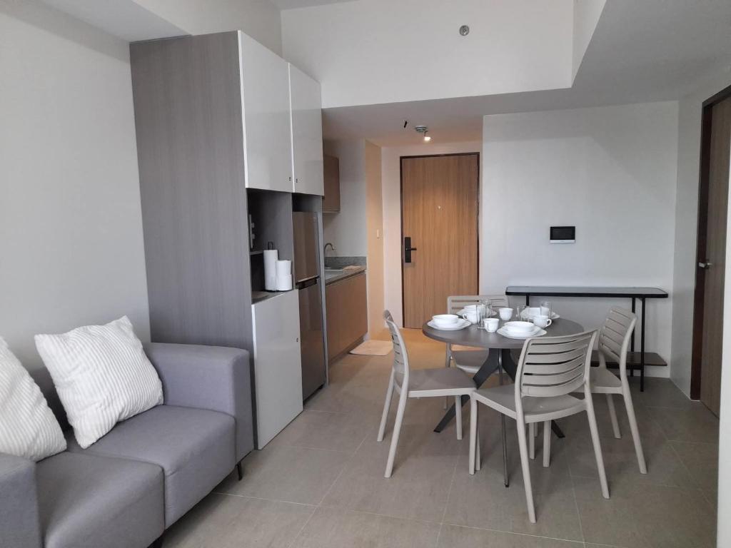 Posezení v ubytování BE Residences IT Park Lahug, Cebu City