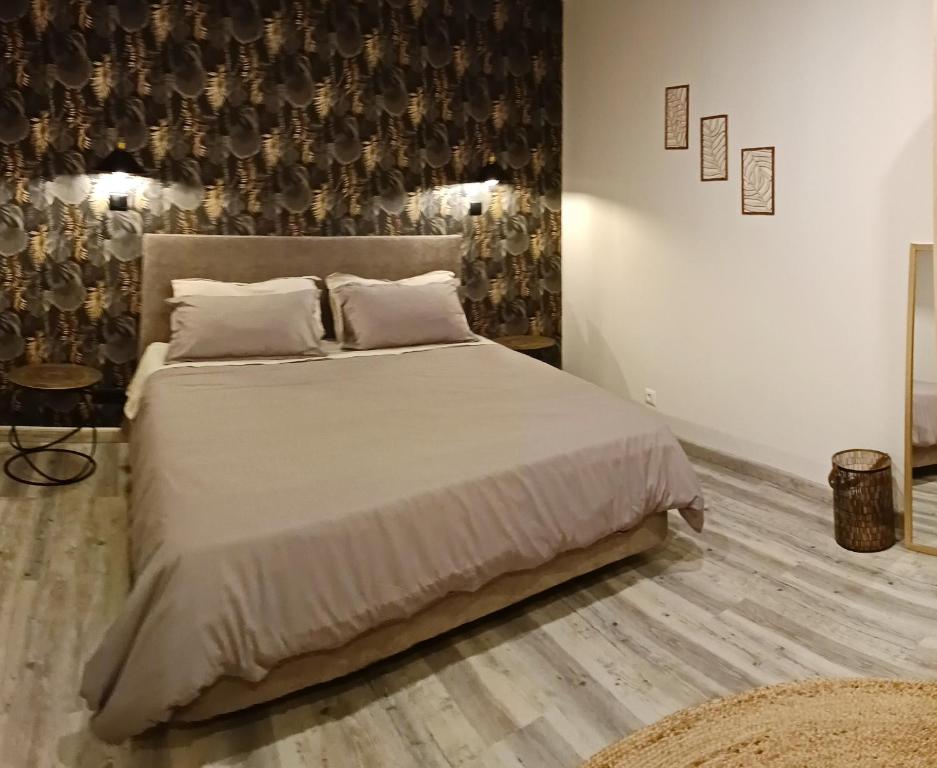 una habitación con una cama grande con sábanas y almohadas blancas en HomeLand Place AL, en Horta