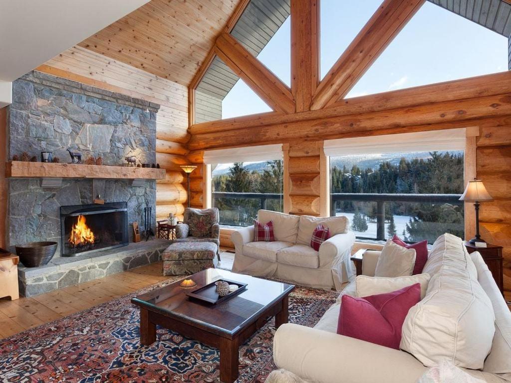 uma sala de estar com lareira num chalé de madeira em Heron Chalet by Outpost Whistler em Whistler