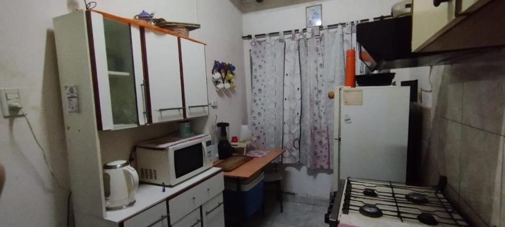 una piccola cucina con frigorifero e forno a microonde di Don bolivar a Salta