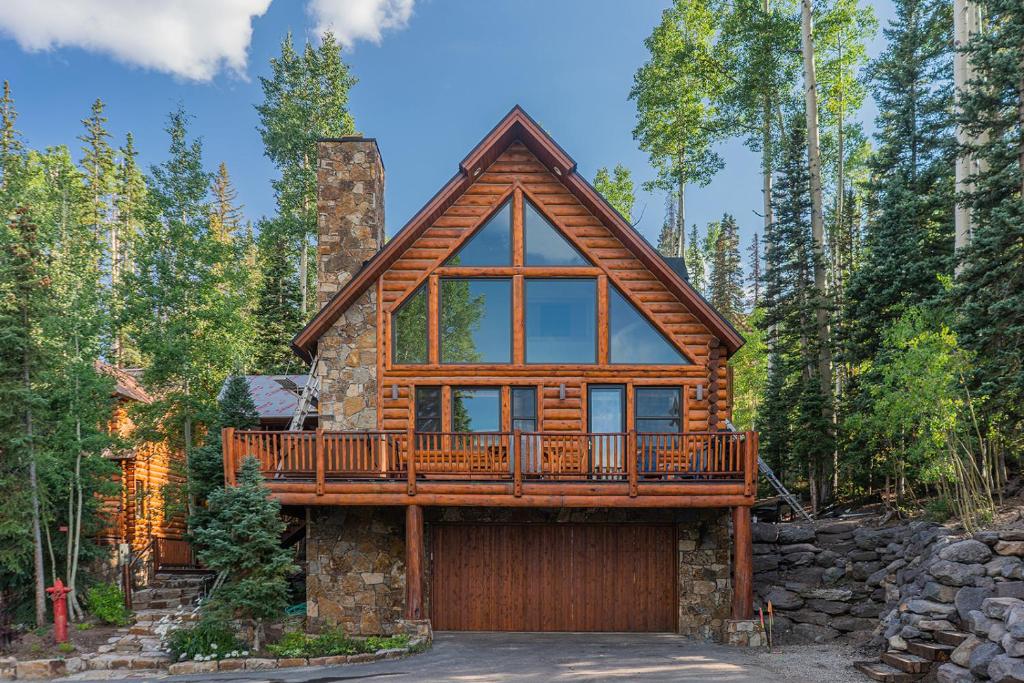 una casa in tronchi con un grande terrazzo su un garage di Mountain View 2 Ski-In Private Hot Tub 4Br 4.5Ba Sleeps 8 a Telluride