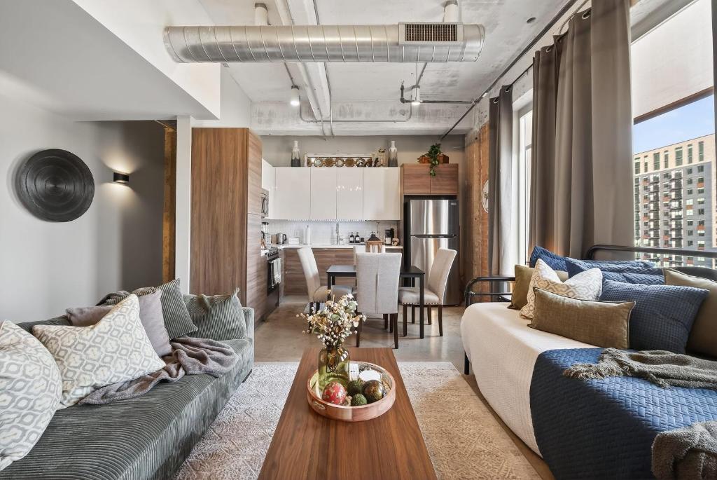 ein Wohnzimmer mit Sofa und Tisch in der Unterkunft Stylish Vintage Loft in Dallas