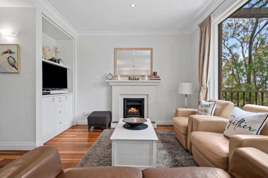 Televisyen dan/atau pusat hiburan di Villa Piccola Casa, Premier 2 Storey Villa, 2 Bedrooms, both with private ensuites, with third toilet on the ground floor