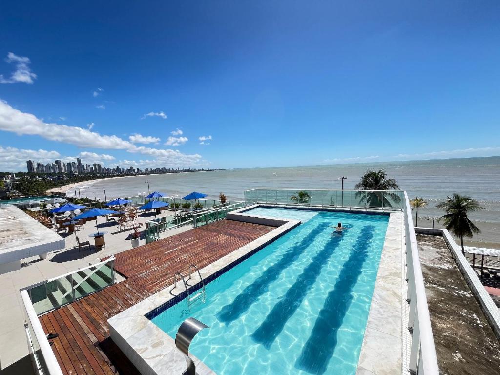 Bazén v ubytování Flats Cabo Branco nebo v jeho okolí