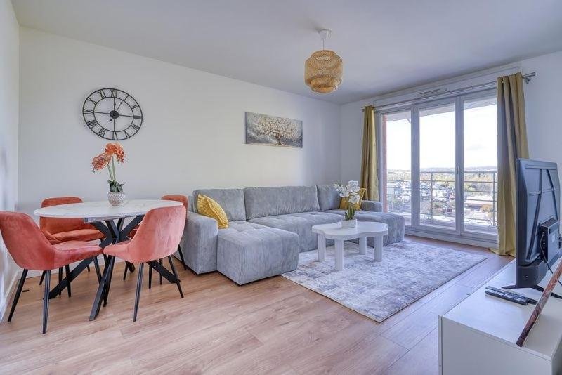 a living room with a couch and a table at Canal de Yvette in Longjumeau