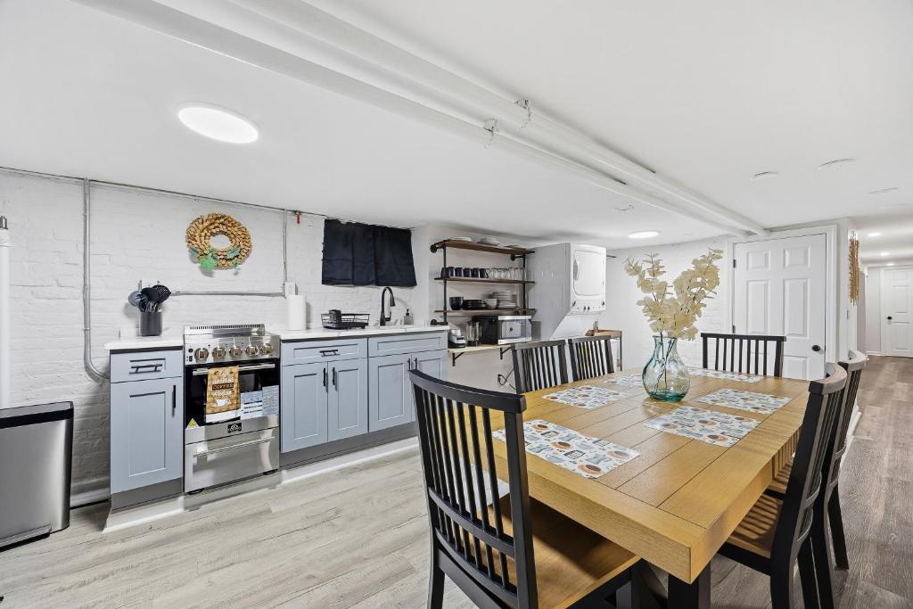 Η κουζίνα ή μικρή κουζίνα στο Airport Haven - Cozy 2BR Apt 5 Min Away