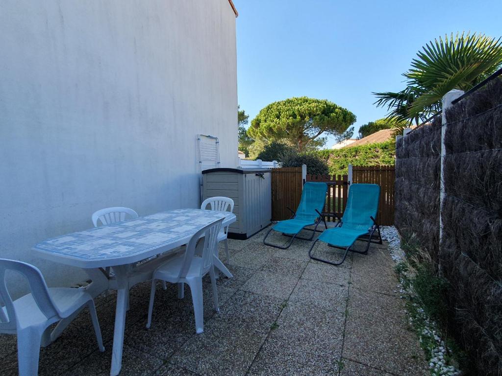a table and chairs sitting on a patio at Maisonnette confortable proche plage, 4 pers, parking privé - FR-1-476-203 in La Faute-sur-Mer