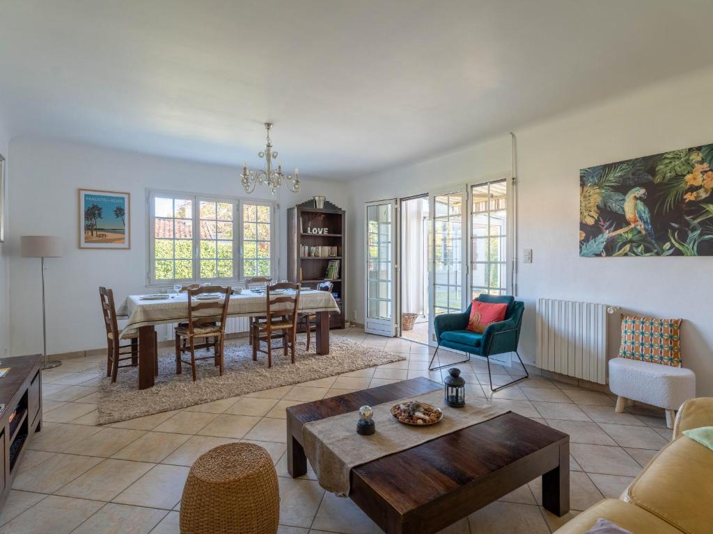ein Wohnzimmer mit Tisch und ein Esszimmer in der Unterkunft Maison familiale à Parentis-en-Born, 6 pers. - Proche lac et plages - Ménage inclus - FR-1-319-531 in Parentis-en-Born