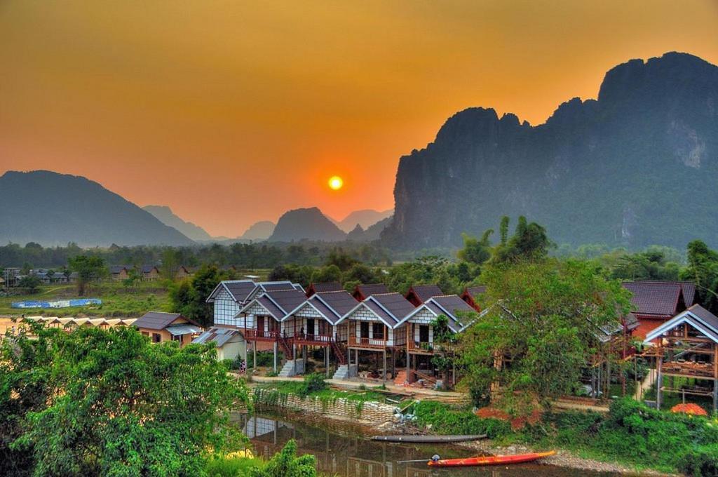 een uitzicht op een resort met bergen op de achtergrond bij Vang Vieng BON Boutique Hotel in Vang Vieng