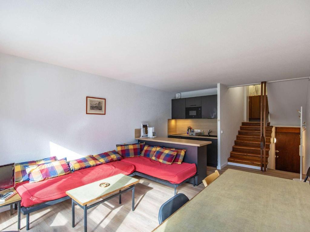 een woonkamer met een rode bank en een keuken bij Studio lumineux 6 personnes, sud, proche pistes - La Mongie - FR-1-404-360 in La Mongie