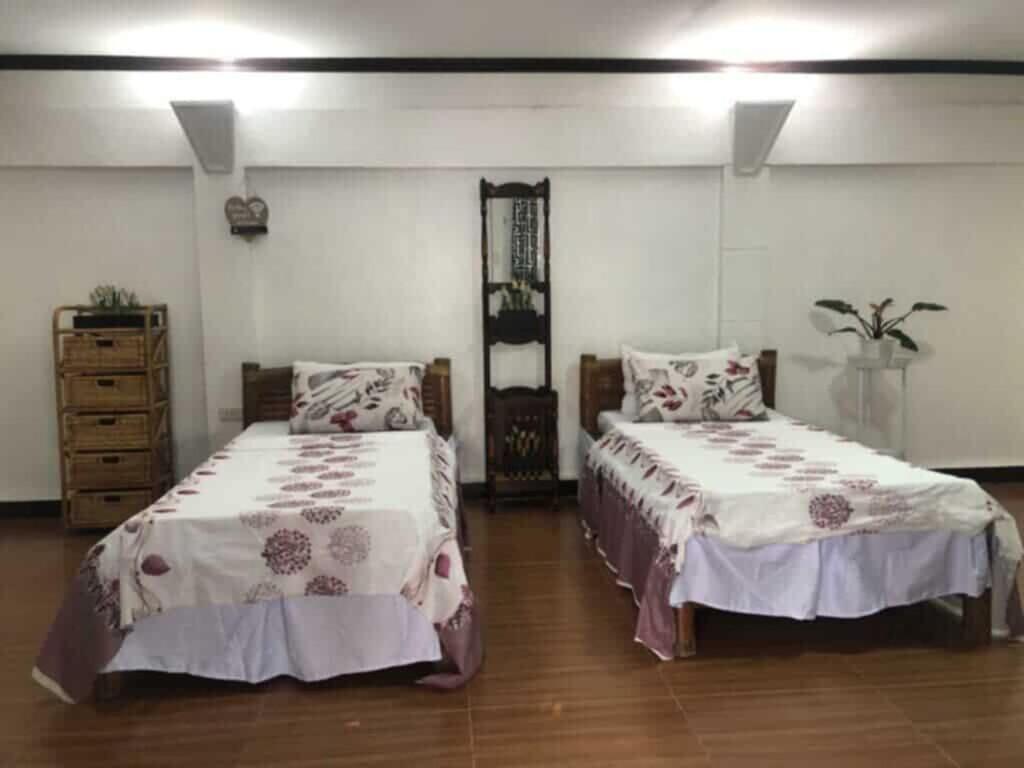 een slaapkamer met twee bedden en een ladekast bij Del Mar Residence 1 in Suizo