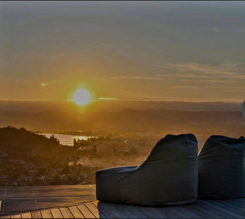 uma vista para o pôr-do-sol a partir de um telhado em Stunning Sunsets & Views at Wonderful Wainui em Gisborne