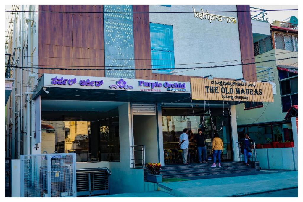 ein Gebäude mit einem Schild an der Vorderseite in der Unterkunft Purple orchid in Bangalore