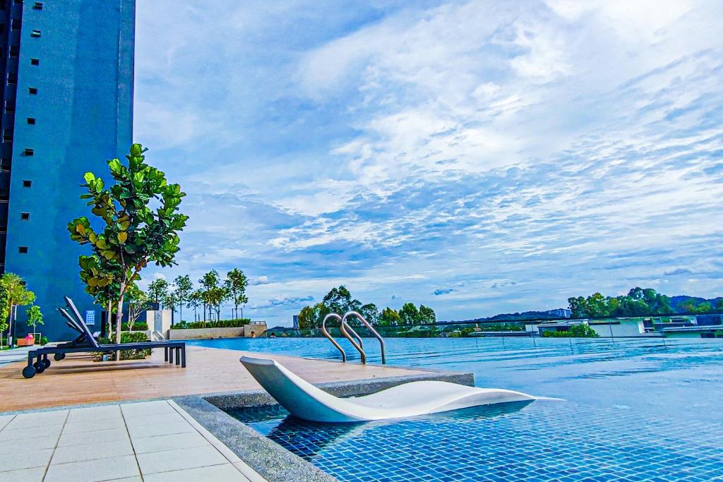 Bazén v ubytování Comfort Loft at Tulip Denai Alam by HCK nebo v jeho okolí