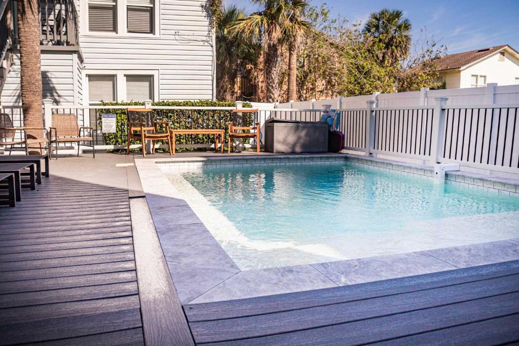 una piscina en un patio al lado de una casa en Family Beach House with Pool - Blocks From Beach, en Jacksonville Beach