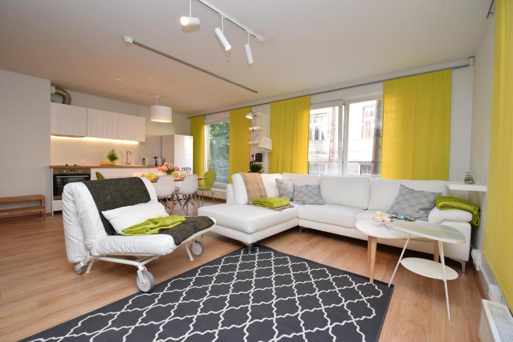 sala de estar con sofá blanco y sillas en Bright Home en Tallin