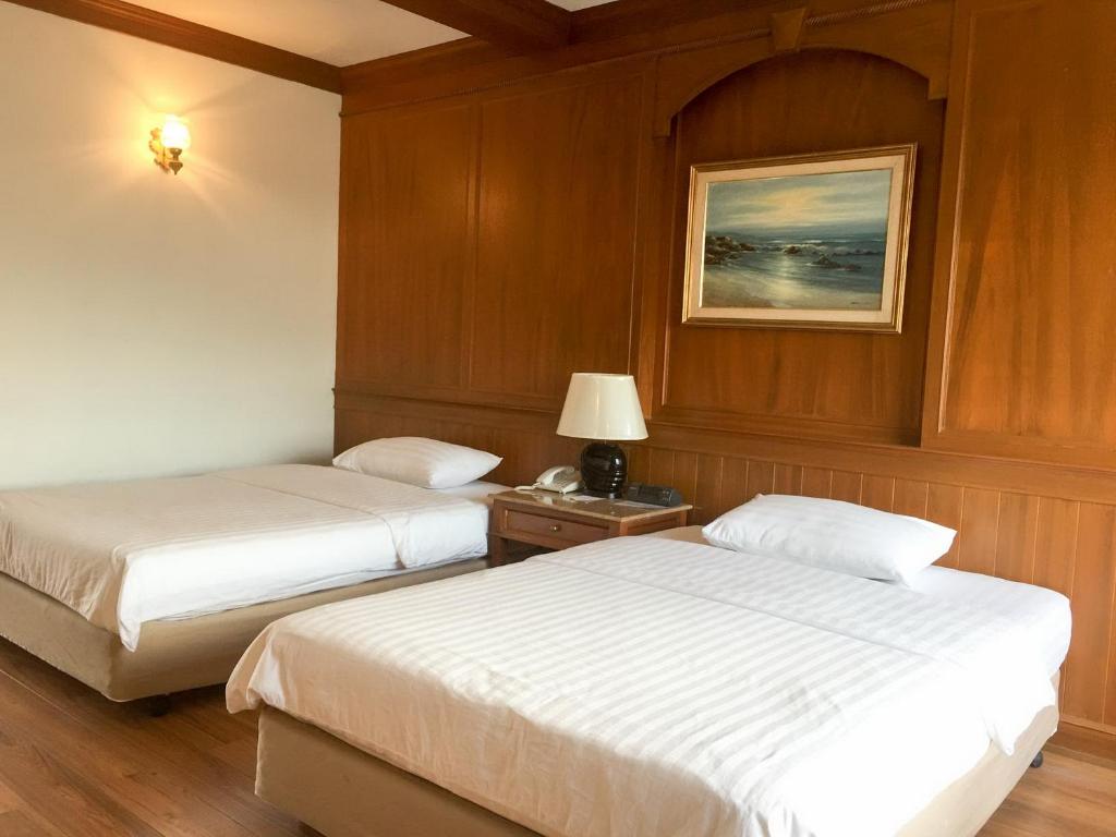 Postel nebo postele na pokoji v ubytování Sirin Hotel Hua Hin