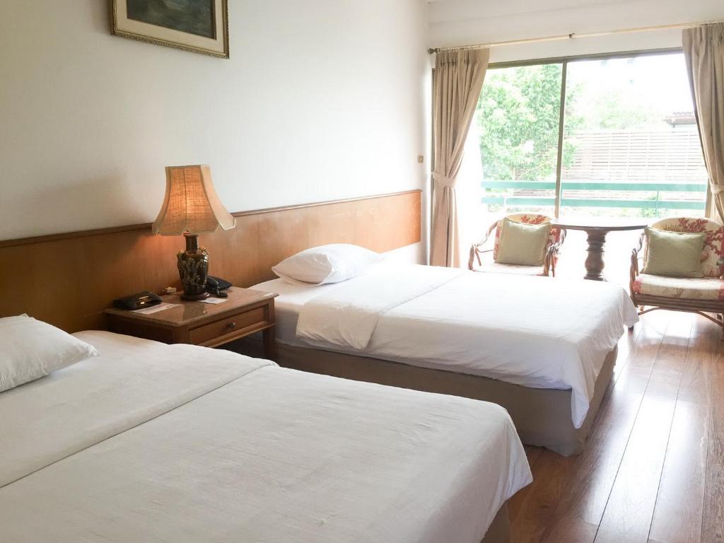Postel nebo postele na pokoji v ubytování Sirin Hotel Hua Hin