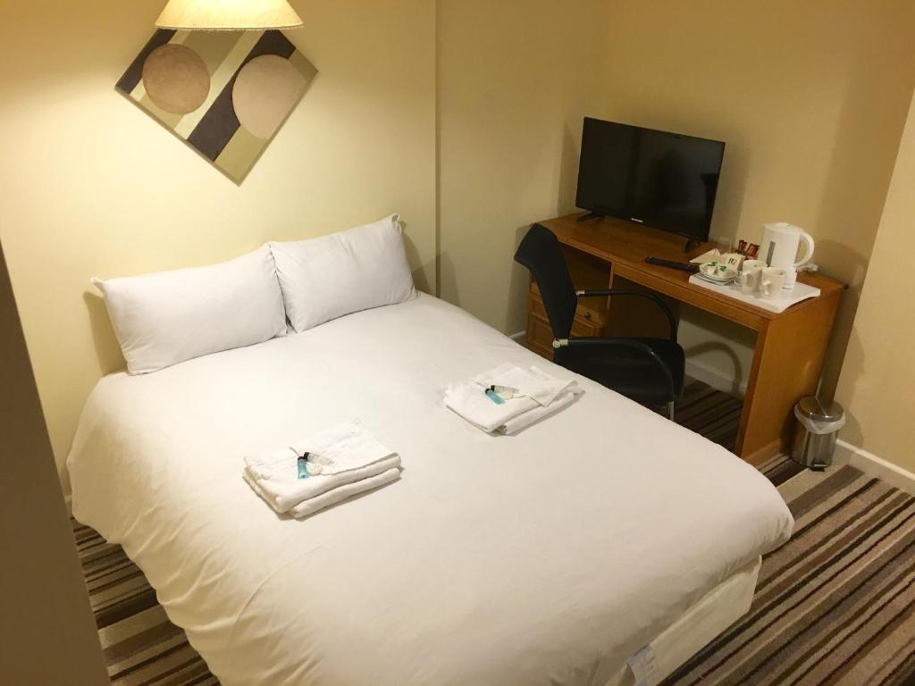 
A bed or beds in a room at Ebers Hotel
