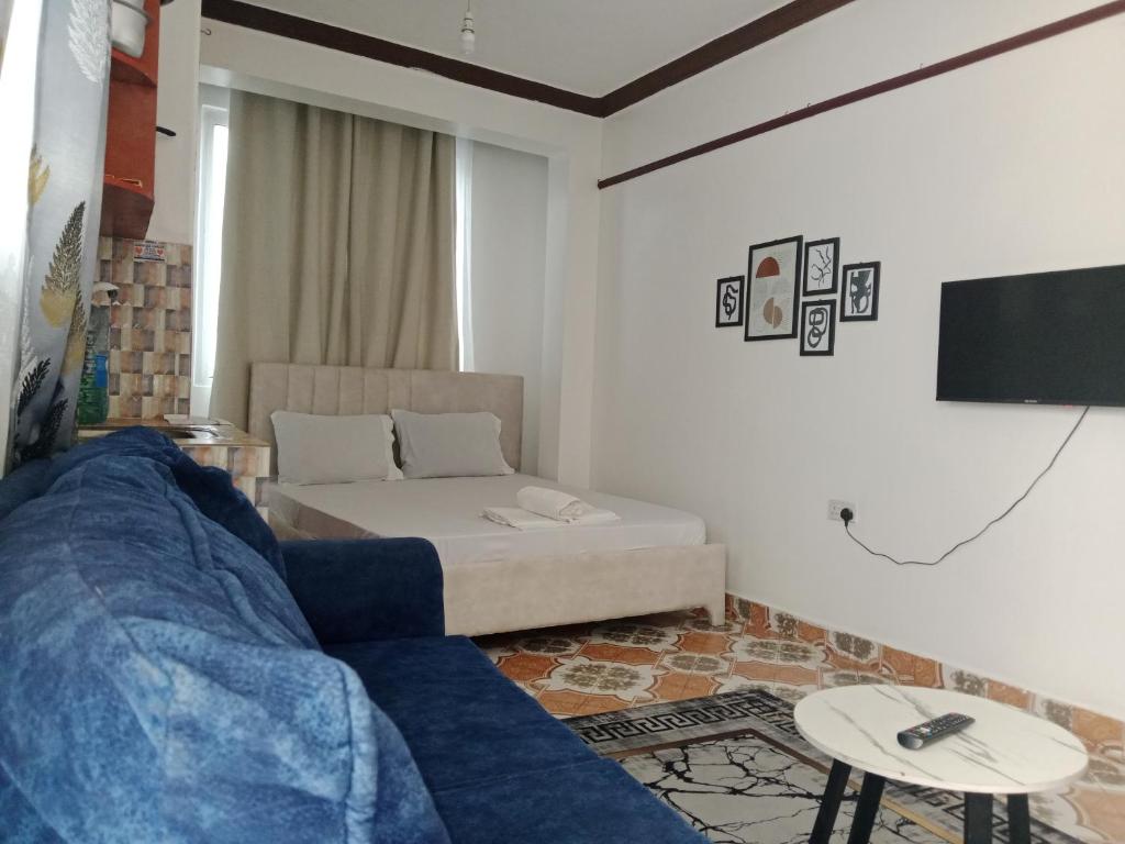 モンバサにあるVITU FINE Homes 1のソファとテレビのあるリビングルーム