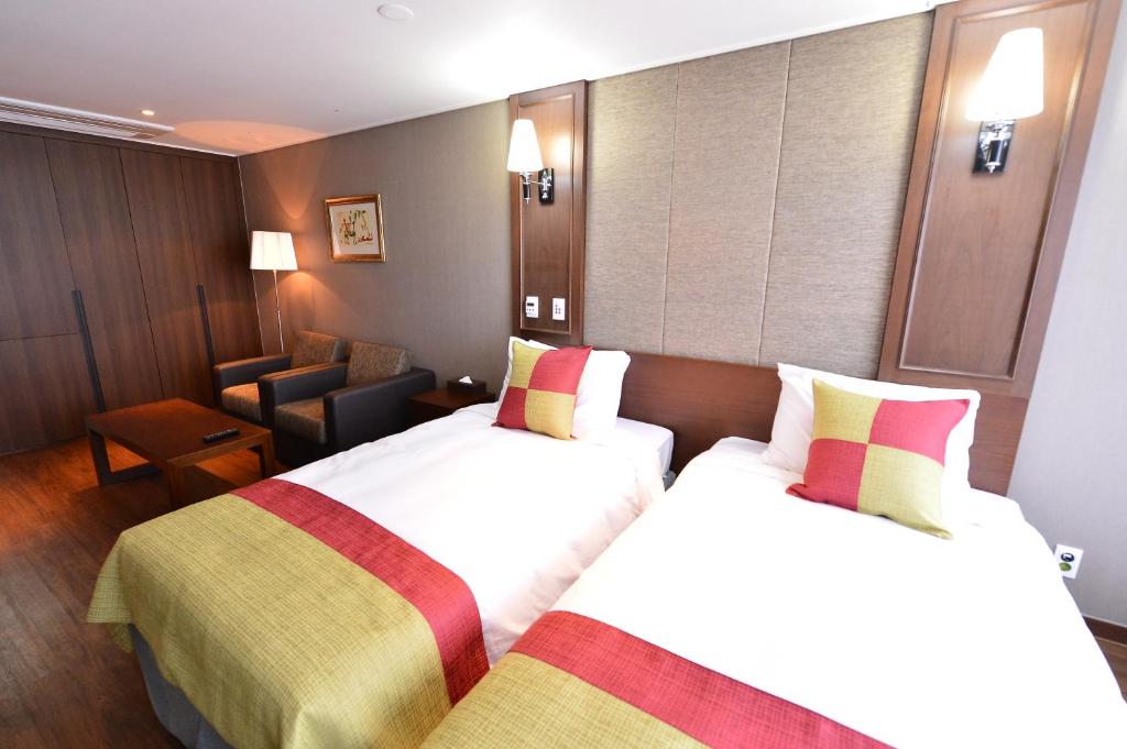Postel nebo postele na pokoji v ubytování Haeden Hotel High End Suwon