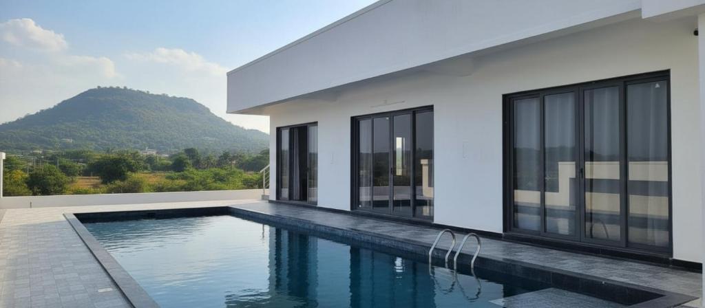 une piscine devant une maison dans l'établissement Pearl Pride Villa Udaipur, à Udaipur