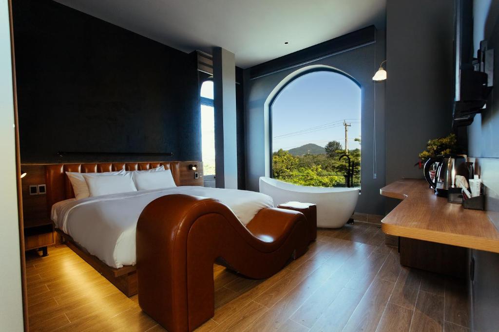 Ένα ή περισσότερα κρεβάτια σε δωμάτιο στο One and Only Hotel - Đức Trọng