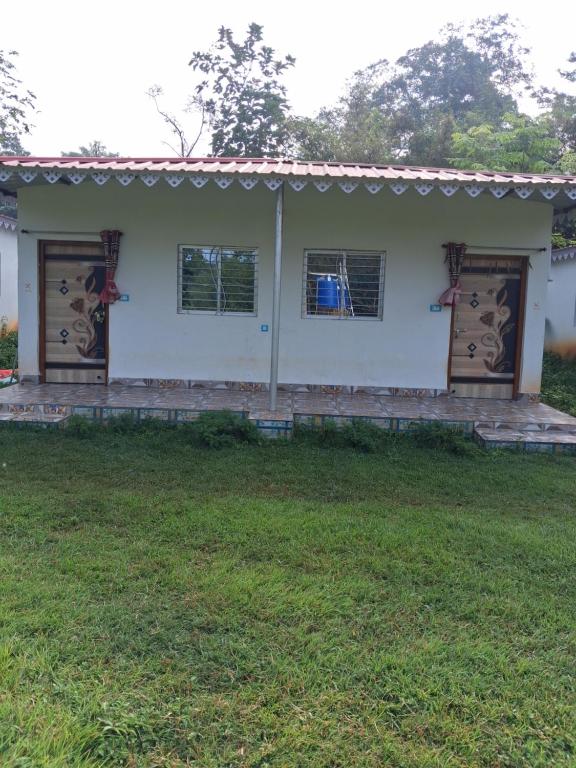 Risingresort في Jāmb: بيت ابيض وله بابين وساحة