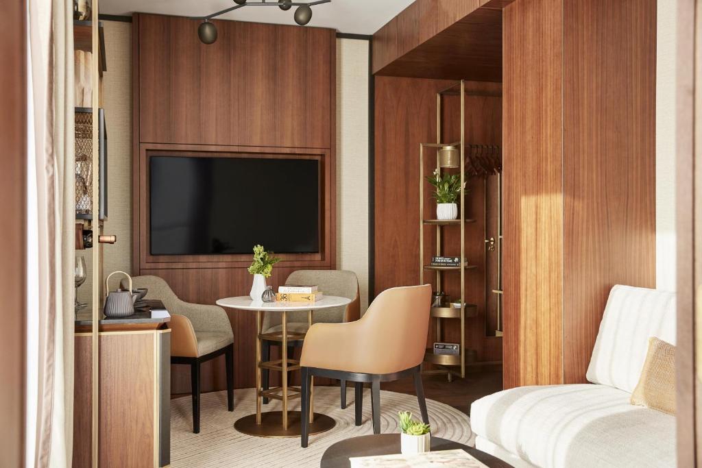 
Corner Suite with Terrace
