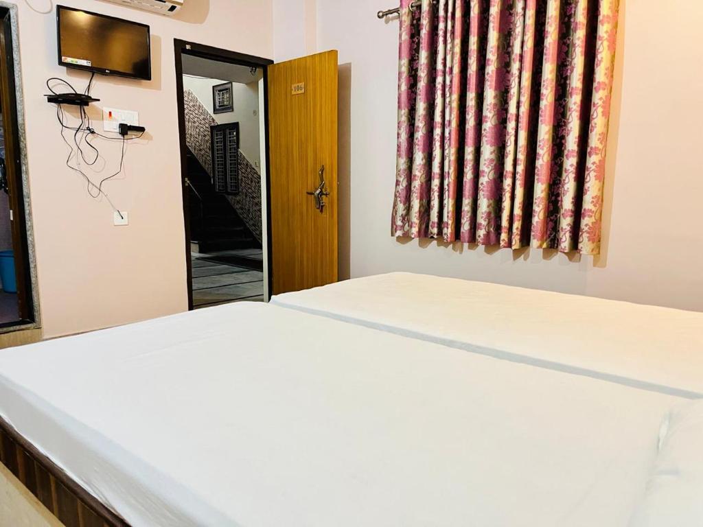 Postel nebo postele na pokoji v ubytování Hotel Krishna Gorakhpur