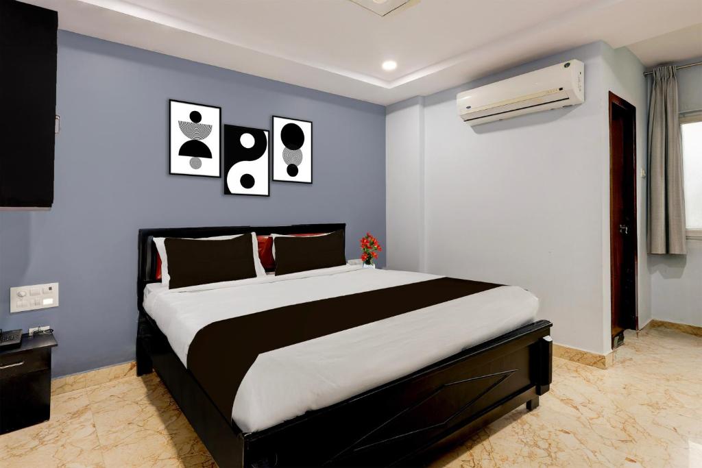 a bedroom with a large bed in a room at Super Collection O Dr. NTR University Of Health Sciences Formerly Hotel V Elite in Vijayawāda