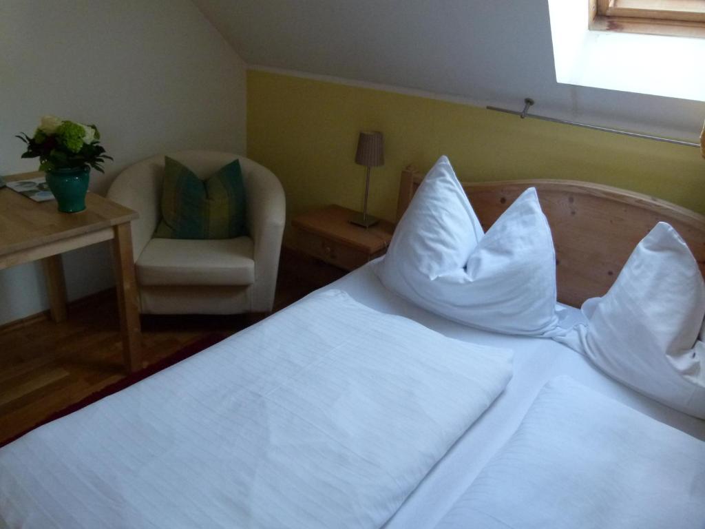 Postel nebo postele na pokoji v ubytování Hotel Fischachstubn