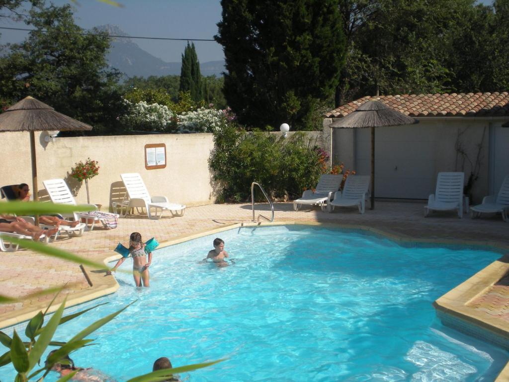 Bazén v ubytování Eco-Lodge Lou Pantaï nebo v jeho okolí