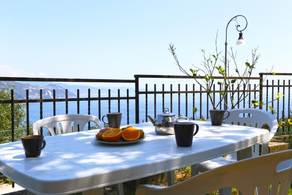 ラパッロにあるAndromeda Flexyrent Villaのバルコニーにテーブルとオレンジ