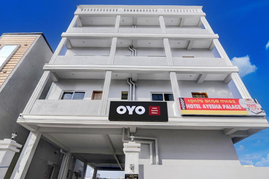 un edificio bianco con un cartello "oo" sopra di Hotel O Ayesha Palace a Bārang