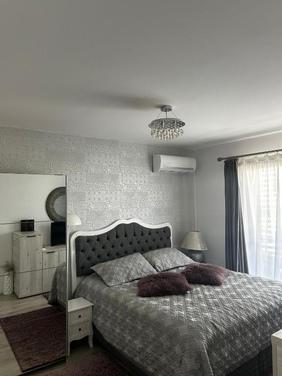 a bedroom with a large bed and a mirror at H pipera in Voluntari