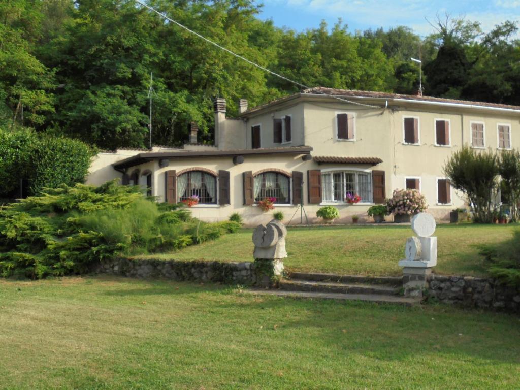 dom z ogrodem przed nim w obiekcie B&B La Pescadora w mieście Valeggio sul Mincio